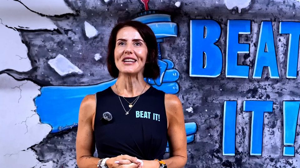 Diandra in front of the Beat It mural
